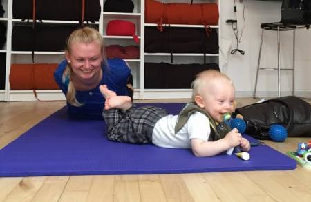 Pilatesspecialisten tilbyder efterfødselstræning til dig der er på barsel og ønsker at få styr på kroppen igen. Vi har fokus på at få samlet de delte mavemuskler, få en stærk bækkenbund og core samt bedre kropsholdning (hvilket på sigt fører til flad mave og strutbalder ;) Det er hård, effektiv træning hvor der er plads til både vågne og sovende babyer. Holdet kører fast hver mandag kl. 12.15 Er du i tvivl om det er noget for dig, så tøv ikke med at skrive og spørge :) Du kan tilmelde dig holdet på tlf: 27211449 eller mail: annafshougaard@hotmail.com Prisen er 2400 kr. for 12 gange Vil du læse mere om holdet, klik HER