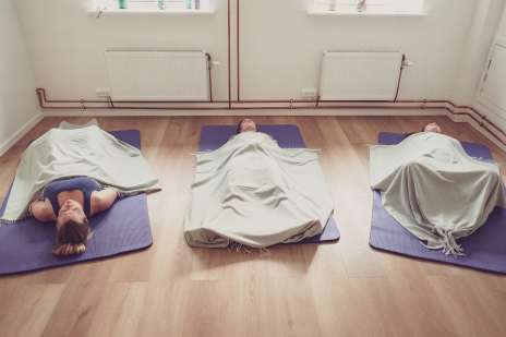 Disse hold er som navnet siger – særlig hensyntagende. Det betyder at tempoet er langsommere end på de almindelige pilateshold, og vi laver færre forskellige øvelser, hvilket gør, at der er plads til dig med mange skavanker og diagnoser. Ved at dyrke regelmæssig motion, forebygger man hjerte-kar-sygdomme, og man oplever et større fysisk overskud i hverdagen. Pilates styrker coremuskulaturen, som passer på ryggen, og dermed forebygges sammenfald. Resultaterne kommer gradvist, så der går en længere periode, da din krop bruger tid og kræfter på at opbygge muskler. Vær ikke utålmodig og overtræn, da det oftere ender i skader end holdbare resultater. Hvis du er i tvivl, om du bør lave en øvelse, eller hvis øvelsen gør ondt, så sig det endelig til Anna. Det er meningen, at man skal kunne mærke, at man bruger musklerne, men du må ikke få smerter. Hos Anna bliver øvelsen tilpasset dig og dine skavanker samt dit niveau, hvilket nedsætter risikoen for skader og gør, at alle kan være med – så du kan føle dig tryg ved at træne.