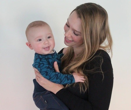 Vil du tilbage i form efter din fødsel og få styrket din core og bækkenbund samt få en bedre holdning og samlet de delte mavemuskler rigtigt igen? Så er denne træning for dig! Efter fødslen oplever mange at man glemmer sig selv, sin krop og eget velbefindende. Dette er hverken godt for dig eller baby, da du ikke kan være den mor du gerne vil være, hvis du ikke passer på dig selv. Det bedste du kan gøre for dig og din baby er at komme afsted til træning. Efterfødselspilates er sammensat sådan at du får trænet hele kroppen, samtidig med at det foregår på babys præmisser. Her er der plads til både vågne og sovende babyer. Jeg ligger et skumgulv i midten og så tilpasser jeg øvelserne sådan at dem med vågne babyer, også får noget ud af træningen. Baby vænner sig til lokalet efter et par gange, men forvent altid lidt kaos i starten ;) Det ender tit med at en eller flere af babyerne falder i søvn til afspænding - nogle gange sammen med sin mor - meget velfortjent :) Træningen vil have fokus på at få en evt. rectus diastase (delte mavemuskler) samlet så meget som muligt, få en bedre kropsholdning samt en stærk bækkenbund, ryg og core. Dette vil på sigt føre til en fladere mave og mere struttende balder;) Men hovedformålet med træningen er at du får en stærk, sund og smidig krop som kan holde til det du byder den :)Efterfødselspilates (fra du er holdt op med at bløde og er helet i bunden) Efter fødslen oplever mange at man glemmer sig selv, sin krop og eget velbefindende. Dette er hverken godt for dig eller baby, da du ikke kan være den mor du gerne vil være, hvis du ikke passer på dig selv. Det bedste du kan gøre for dig og din baby er at komme afsted til træning. Efterfødselspilates er sammensat sådan at du får trænet hele kroppen, samtidig med at det foregår på babys præmisser. Her er der plads til både vågne og sovende babyer – jeg laver “amme/ flaskestation” (og der er mikroovn og køleskab). Jeg ligger et skumgulv i midten og så tilpasser jeg øvelserne sådan at dem med vågne babyer, der ikke vil ligge og lege, også får noget ud af træningen. Når babyerne bliver lidt større vil de ofte gerne være med og her tilpasser jeg øvelserne sådan at de fleste også kan laves med baby – og ofte synes de at det er rigtig sjovt at få lov at være med. Træningen vil have fokus på at få en evt. rectus diastase samlet så meget som muligt, få en bedre kropsholdning samt en stærk bækkenbund, ryg og core. Dette vil på sigt føre til en fladere mave og mere struttende balder ;) Men det er ikke hovedformålet - kun en bonus der kommer når man bruger kroppen rigtigt :) Hovedformålet med træningen er at du får en stærk, sund og smidig krop som kan holde til det du byder den :) Hvis du er i tvivl om hvornår du kan starte, eller har andre spørgsmål, så ring eller skriv gerne til mig på tlf: 27211449 eller e-mail: anna@pilatesspecialisten.dk Se Priser HER