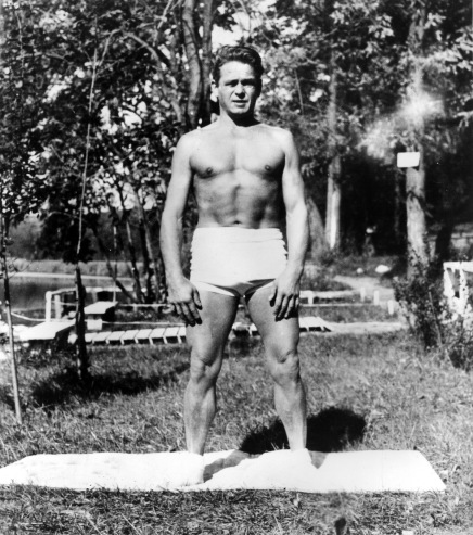 Joseph Pilates er manden bag opfindelsen af Pilates. Han blev født i Tyskland i slutningen af 1800 tallet. Som barn var han meget syg, og han besluttede sig for at overkomme sine fysiske udfordinger ved at eksperimentere med forskellige øvelsesregimer. Han prøvede yoga, kampsport, gymnastik, body building, ski, selvforsvar, dans, akrobatik og vægtløftning. Han udvalgte de mest effektive dele af de forskellige metoder og udarbejdede et system, der er en perfekt blanding af styrke og smidighed. Han startede det første pilatesstudie i New York i 1926, hvor han underviste først boksere og senere top balletdansere, skuespillere, gymnaster og atleter. Joseph kaldte selv sin metode for ”Contrology”, og han skrev bogen ”Return To Life Through Contrology” i 1945. Først efter hans død i 1967 blev metoden kendt som Pilates.