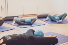 Har du lyst til at prøve kræfter med et pilateshold hvor man får lidt mere sved på panden og får prøvet lidt flere af de svære øvelser end på de normale matwork hold? Så tilmeld dig pilatesholdet torsdag kl. 16.45 Vi har det sjovt og alle bliver udfordret uanset niveau hver gang :) Skriv til Anna på tlf: 27211449 eller udfyld kontaktformularen herunder, for at melde dig til. Dette hold anbefales ikke til folk med skader. Er du i tvivl om du kan deltage på dette hold er du velkommen til at ringe eller skrive til Anna.