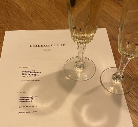 Jubii 🤩 jeg er SÅ glad, lettet og fyldt med sommerfugle i maven i dag 🥰 jeg har skrevet under på at leje mine egne lokaler på Frederiksværksgade 12 i Hillerød fra d. 1 februar 2022! Jeg kommer derfor til at kunne tilbyde Pilateshold både mandag, tirsdag og torsdag (og på sigt onsdag). Derudover vil min søde veninde Ida Maria Barki også tilbyde yoga. Tilmelding til februar er allerede igang, så hvis du allerede nu ved at du vil gå til pilates hos mig i det nye år må du endelig skrive til mig 🙏 ps. Jer der allerede går hos mig er selvfølgelig sikret jeres plads på det hold I går på ❤️ men hvis I vil træne 2 gange om ugen må I meget gerne skrive til mig snarest muligt 💪 kontakt mig på tlf: 27211449 mange coronasikre luftkram Anna 🤗 Må meget gerne deles 🙏