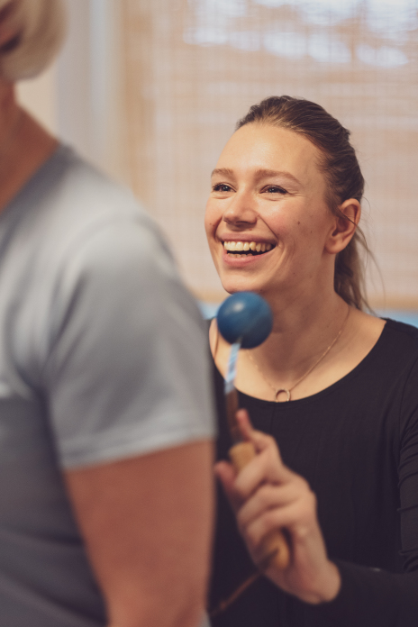 Disse hold er som navnet siger – særlig hensyntagende. Det betyder at tempoet er langsommere end på de almindelige pilateshold, og vi laver færre forskellige øvelser, hvilket gør, at der er plads til dig med mange skavanker og diagnoser. Ved at dyrke regelmæssig motion, forebygger man hjerte-kar-sygdomme, og man oplever et større fysisk overskud i hverdagen. Pilates styrker coremuskulaturen, som passer på ryggen, og dermed forebygges sammenfald. Resultaterne kommer gradvist, så der går en længere periode, da din krop bruger tid og kræfter på at opbygge muskler. Vær ikke utålmodig og overtræn, da det oftere ender i skader end holdbare resultater. Hvis du er i tvivl, om du bør lave en øvelse, eller hvis øvelsen gør ondt, så sig det endelig til Anna. Det er meningen, at man skal kunne mærke, at man bruger musklerne, men du må ikke få smerter. Hos Anna bliver øvelsen tilpasset dig og dine skavanker samt dit niveau, hvilket nedsætter risikoen for skader og gør, at alle kan være med – så du kan føle dig tryg ved at træne.