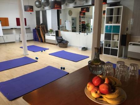 Jubii - Nu må vi endelig træne indendørs igen! Sundhedsstyrrelsen har givet grønt lys til at åbne for holdtræning indendørs igen. Disse nye tiltag er lavet for at efterleve retningslinierne: Du skal medringe din egen måtte samt drikkedunk Du skal vaske eller spritte dine hænder når du kommer. Du må skal melde afbud hvis du føler dig det midste sløj (feber, hoste, forkølelse, ondt i halsen) Jeg glæder mig SÅ meget til at komme igang med at træne jer igen! Albuekram Anna