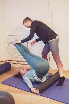 Har du lyst til at prøve kræfter med et pilateshold hvor man får lidt mere sved på panden og får prøvet lidt flere af de svære øvelser end på de normale matwork hold? Så tilmeld dig pilatesholdet torsdag kl. 16.45 Vi har det sjovt og alle bliver udfordret uanset niveau hver gang :) Skriv til Anna på tlf: 27211449 eller udfyld kontaktformularen herunder, for at melde dig til. Dette hold anbefales ikke til folk med skader. Er du i tvivl om du kan deltage på dette hold er du velkommen til at ringe eller skrive til Anna.