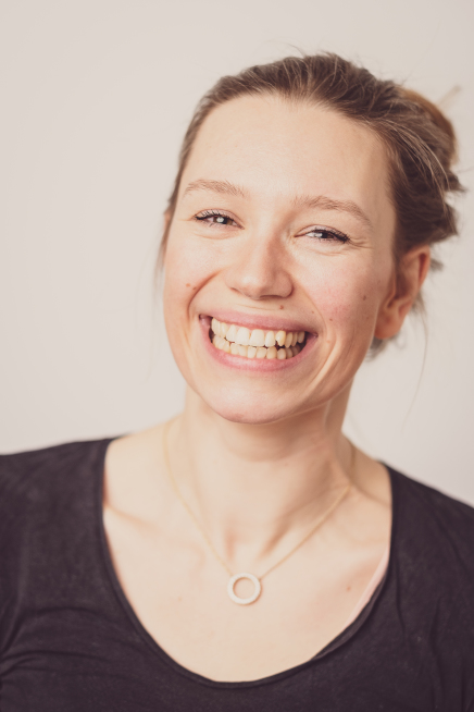 Jeg har, som en af de eneste fysioterapeuter i landet, en Master i Pilates. Jeg er certificeret fra både Balanced Body Pilates, Body Control Pilates og BASI Pilates. Jeg har taget uddannelse i både Danmark, Tyskland og USA. Derudover har jeg undervist i adskillige år, først på en masse fysioterapi-specialhold (KOL-, Hjerte- og Ryghold, parkinsson- og sclerosehold). Jeg har videreuddannelse indenfor Muskuloskeletal Fysioterapi, McKenzie, Move2Peak & Fysio Flow. Siden jeg første gang prøvede Pilates på egen krop, har jeg været fuldstændig vild med hvad det kan gøre! Jeg fandt mit kald i Pilates, og har derfor, de sidste par år, fokuseret mere på pilates og i den forbindelse uddannet mig, så meget man kan indenfor professionel pilates. Jeg mener nemlig, at man bør lave det, man er god til og brænder for, så man har motivationen til at blive den bedste indenfor sit specifikke felt og dermed den bedste udgave af én selv. Derudover blev jeg uddannet fysioterapeut fra København i 2011 og har arbejdet på klinik lige siden, med behandling af alverdens skader og skavanker. Her fandt jeg, at den mest hyppige henvisningsårsag til fysioterapi er rygproblemer. Jeg begyndte, i kraft af min interesse for pilates, at tilbyde disse patienter, først pilatesøvelser og siden pilatesundervisning. Dette viste sig at være meget effektivt, og snart fik jeg rigtig mange af de andre fysioterapeuters patienter med rygproblemer over på mine hold. Her kunne jeg se at træningen også havde en særlig gavnlig virkning på nakkeproblemer (især kombineret med fysioterapi), inkontinens, skulderproblemer samt hofte- og knæsmerter. Patienter, som tidligere ikke kunne deltage på hold pga. diverse skavanker, fandt, at de godt kunne deltage på et PhysioControlPilates-hold pga. den skånsomme men dog effektive træningsform, hvor hele kroppen styrkes hver gang gennem sikre fysioterapi-tilrettede pilatesøvelser. Vil du tilbage i form efter din fødsel og få styrket din core og bækkenbund samt få en bedre holdning og samlet de delte mavemuskler rigtigt igen? Så er denne træning for dig! Efter fødslen oplever mange at man glemmer sig selv, sin krop og eget velbefindende. Dette er hverken godt for dig eller baby, da du ikke kan være den mor du gerne vil være, hvis du ikke passer på dig selv. Det bedste du kan gøre for dig og din baby er at komme afsted til træning. Efterfødselspilates er sammensat sådan at du får trænet hele kroppen, samtidig med at det foregår på babys præmisser. Her er der plads til både vågne og sovende babyer – Der er mikroovn og køleskab. Jeg ligger et skumgulv i midten og så tilpasser jeg øvelserne sådan at dem med vågne babyer, der ikke vil ligge og lege, også får noget ud af træningen. Når babyerne bliver lidt større vil de ofte gerne være med og her tilpasser jeg øvelserne sådan at de fleste også kan laves med baby – og ofte synes de at det er rigtig sjovt at få lov at være med. Træningen vil have fokus på at få en evt. rectus diastase (delte mavemuskler) samlet så meget som muligt, få en bedre kropsholdning samt en stærk bækkenbund, ryg og core. Dette vil på sigt føre til en fladere mave og mere struttende balder;) Men hovedformålet med træningen er at du får en stærk, sund og smidig krop som kan holde til det du byder den :) Vil du have en bedre kropsholdning, mindre smerter, samt en stærk, sund og smidig krop - og forventer du at din instruktør er veluddannet og nærværende - så har du fundet det rette sted. Her får du kvalitets pilatestræning i hyggelige omgivelser på små hold, hvor der er plads til den enkelte. Der er fokus på, at alle laver øvelserne rigtigt, så man får mest muligt ud af træningen, hvorfor Anna vil gå rundt og rette undervejs, vha. ”hands-on” princippet. Nogle af de kendte pilatesøvelser er fysioterapeutisk korrigeret – nogle gange ift vejrtrækningen som ændres efter hvad vi vil opnå i den specifikke øvelse, nogle gange ift flow – vi kan holde øvelsen længere, og nogle gange ift. tempo så vi får sved på panden. Obs. Pilates Matwork er træning på lækre tykke måtter på gulvet. Pilates hos Anna er tryg, effektiv og varieret træning, i dejlige lokaler, centralt i Hillerød, hvor træningen tilpasses klienternes behov. Jeg har, som en af de eneste fysioterapeuter i landet, en Master i Pilates. Jeg er certificeret fra både Balanced Body Pilates, Body Control Pilates og BASI Pilates. Jeg har taget uddannelse i både Danmark, Tyskland og USA. Derudover har jeg undervist i adskillige år, først på en masse fysioterapi-specialhold (KOL-, Hjerte- og Ryghold, parkinsson- og sclerosehold). Jeg har videreuddannelse indenfor Muskuloskeletal Fysioterapi, McKenzie, Move2Peak & Fysio Flow. Siden jeg første gang prøvede Pilates på egen krop, har jeg været fuldstændig vild med hvad det kan gøre! Jeg fandt mit kald i Pilates, og har derfor, de sidste par år, fokuseret mere på pilates og i den forbindelse uddannet mig, så meget man kan indenfor professionel pilates. Jeg mener nemlig, at man bør lave det, man er god til og brænder for, så man har motivationen til at blive den bedste indenfor sit specifikke felt og dermed den bedste udgave af én selv. Derudover blev jeg uddannet fysioterapeut fra København i 2011 og har arbejdet på klinik lige siden, med behandling af alverdens skader og skavanker. Her fandt jeg, at den mest hyppige henvisningsårsag til fysioterapi er rygproblemer. Jeg begyndte, i kraft af min interesse for pilates, at tilbyde disse patienter, først pilatesøvelser og siden pilatesundervisning. Dette viste sig at være meget effektivt, og snart fik jeg rigtig mange af de andre fysioterapeuters patienter med rygproblemer over på mine hold. Her kunne jeg se at træningen også havde en særlig gavnlig virkning på nakkeproblemer (især kombineret med fysioterapi), inkontinens, skulderproblemer samt hofte- og knæsmerter. Patienter, som tidligere ikke kunne deltage på hold pga. diverse skavanker, fandt, at de godt kunne deltage på et PhysioControlPilates-hold pga. den skånsomme men dog effektive træningsform, hvor hele kroppen styrkes hver gang gennem sikre fysioterapi-tilrettede pilatesøvelser. 