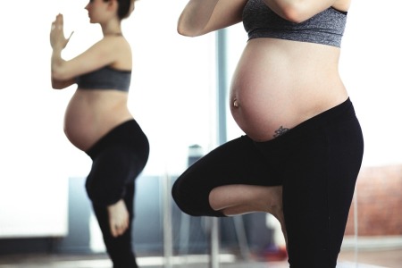 Når du passer på dig selv i graviditeten, giver du også din baby den bedste start på livet. Det er videnskabeligt bevist, at Pilates 60 min. 1 gang om ugen er nok til at mindske depressionssymptomer. Dette er specielt vigtigt hos gravide, da depression under graviditeten kan skade fostret kognitivt og fostrets fremtidige psyke. Derudover ses en mindre tendens til efterfødselsdepression og en ekstra bonus - mindre fedtmasse hos mødre, der har dyrket pilates under graviditeten. Pilates reducerer altså antallet af efterfødselsdepressioner, endda hos folk med tendens til depression. Det er dog vigtigt at fortsætte med at dyrke pilates efter fødslen. Tilmeld dig Gravidpilates/ fødselsforberedelse ved at skrive til Anna Pilates for gravide er fødselsforberedelse for både krop og sind. Pilates er en dejlig effektiv og skånsom træningsform under graviditeten. Øvelserne vil styrke kroppens muskler, øge blodcirkulationen og forebygge graviditetsgener. Du får arbejdet hele kroppen igennem hver gang, så du kommer til at føle dig lettere og godt tilpas. Du bliver bedre til at føre opmærksomheden indad og forblive centreret, når du har brug for det, og du lærer at forebygge og lindre typiske graviditetsgener. Undervejs gennemgår vi bevægelser, som er gode at lave under fødslen, og du får inspiration til gode fødestillinger. Derudover vil der altid være mulighed for at stille spørgsmål og udveksle erfaringer. Du kan deltage fra uge 14 til termin. Det er aldrig for sent at starte, og det er ikke nødvendigt at have erfaring med pilates, eller anden form for træning, for at deltage. Gravidholdet kører fast hver torsdag kl. 18.00 Du får mulighed for at dele dine tanker og erfaringer i et lille trygt fællesskab hvor alle spørgsmål er velkomne :) Du kommer til at træne på et lille lukket hold, hvor I er mellem 4 - 6 gravide. Da I er så få på holdet, kan jeg bedre sikre at du laver øvelserne rigtigt, tage hensyn til evt bækkenløsning mm. For mere info samt opskrivning til gravidholdet torsdag kl. 18, bedes du sende en sms til Anna på 27211449