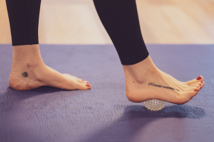 Vil du have en bedre kropsholdning, mindre smerter, samt en stærk, sund og smidig krop - og forventer du at din instruktør er veluddannet og nærværende - så har du fundet det rette sted. Her får du kvalitets pilatestræning i hyggelige omgivelser på små hold, hvor der er plads til den enkelte. Der er fokus på, at alle laver øvelserne rigtigt, så man får mest muligt ud af træningen, hvorfor Anna vil gå rundt og rette undervejs, vha. ”hands-on” princippet. Nogle af de kendte pilatesøvelser er fysioterapeutisk korrigeret – nogle gange ift vejrtrækningen som ændres efter hvad vi vil opnå i den specifikke øvelse, nogle gange ift flow – vi kan holde øvelsen længere, og nogle gange ift. tempo så vi får sved på panden. Obs. Pilates Matwork er træning på lækre tykke måtter på gulvet. Pilates hos Anna er tryg, effektiv og varieret træning, i dejlige lokaler, centralt i Hillerød, hvor træningen tilpasses klienternes behov. 