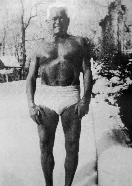 Joseph Pilates er manden bag opfindelsen af Pilates. Han blev født i Tyskland i slutningen af 1800 tallet. Som barn var han meget syg, og han besluttede sig for at overkomme sine fysiske udfordinger ved at eksperimentere med forskellige øvelsesregimer. Han prøvede yoga, kampsport, gymnastik, body building, ski, selvforsvar, dans, akrobatik og vægtløftning. Han udvalgte de mest effektive dele af de forskellige metoder og udarbejdede et system, der er en perfekt blanding af styrke og smidighed. Han startede det første pilatesstudie i New York i 1926, hvor han underviste først boksere og senere top balletdansere, skuespillere, gymnaster og atleter. Joseph kaldte selv sin metode for ”Contrology”, og han skrev bogen ”Return To Life Through Contrology” i 1945. Først efter hans død i 1967 blev metoden kendt som Pilates.